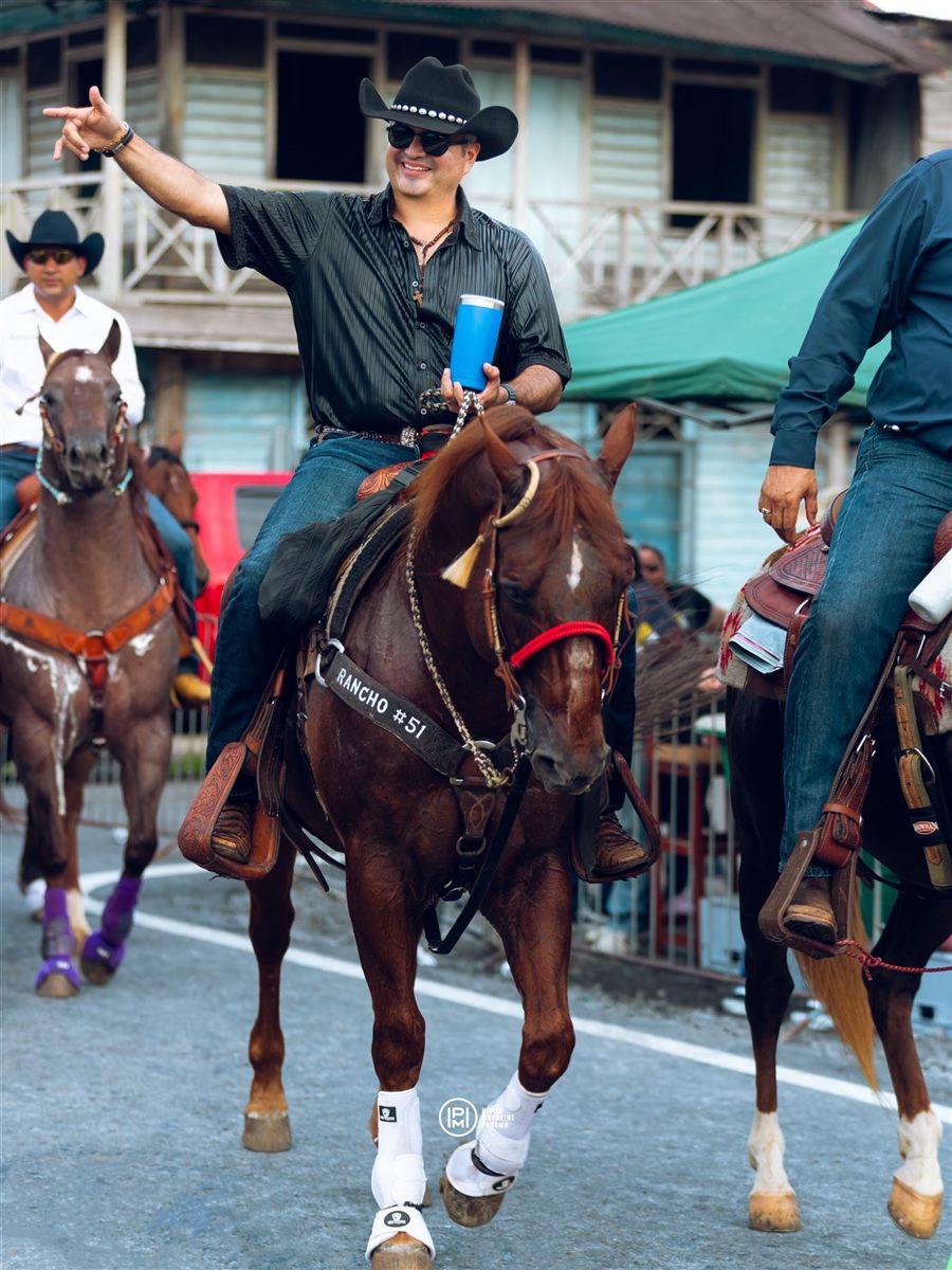 Jhonathan Chávez a caballo saludando